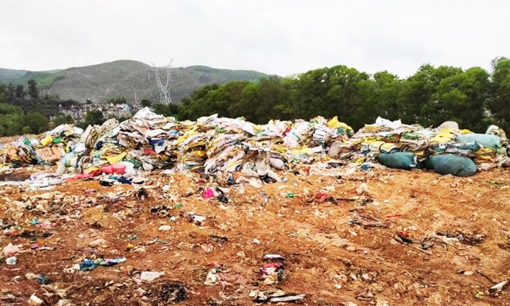 Dân dựng barie chặn lối vào bãi rác quá tải ở Quảng Nam